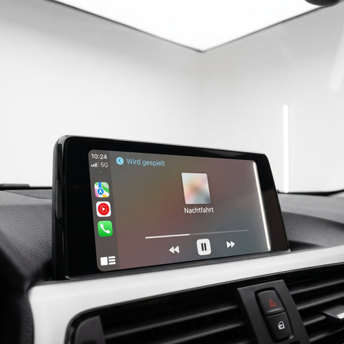 CarPlay-Modul auf dem originalen 8,8-Zoll-Display im BMW F30 – Musikwiedergabe